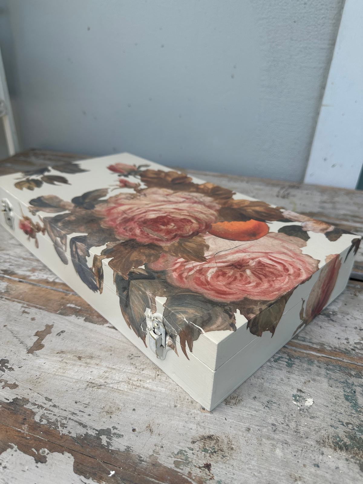 Flat floral box with clasps