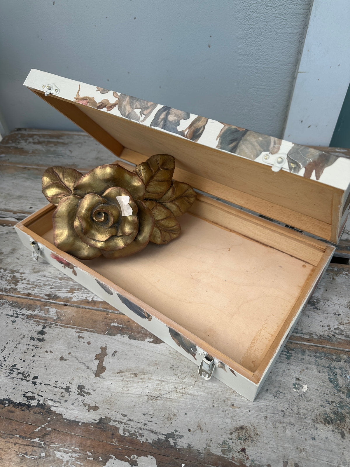 Flat floral box with clasps