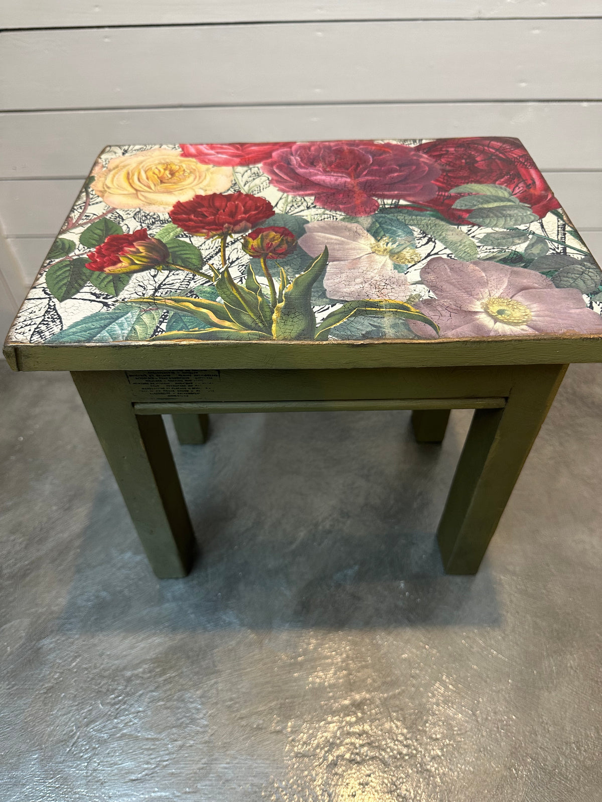 Floral Olea (olive) small table riser