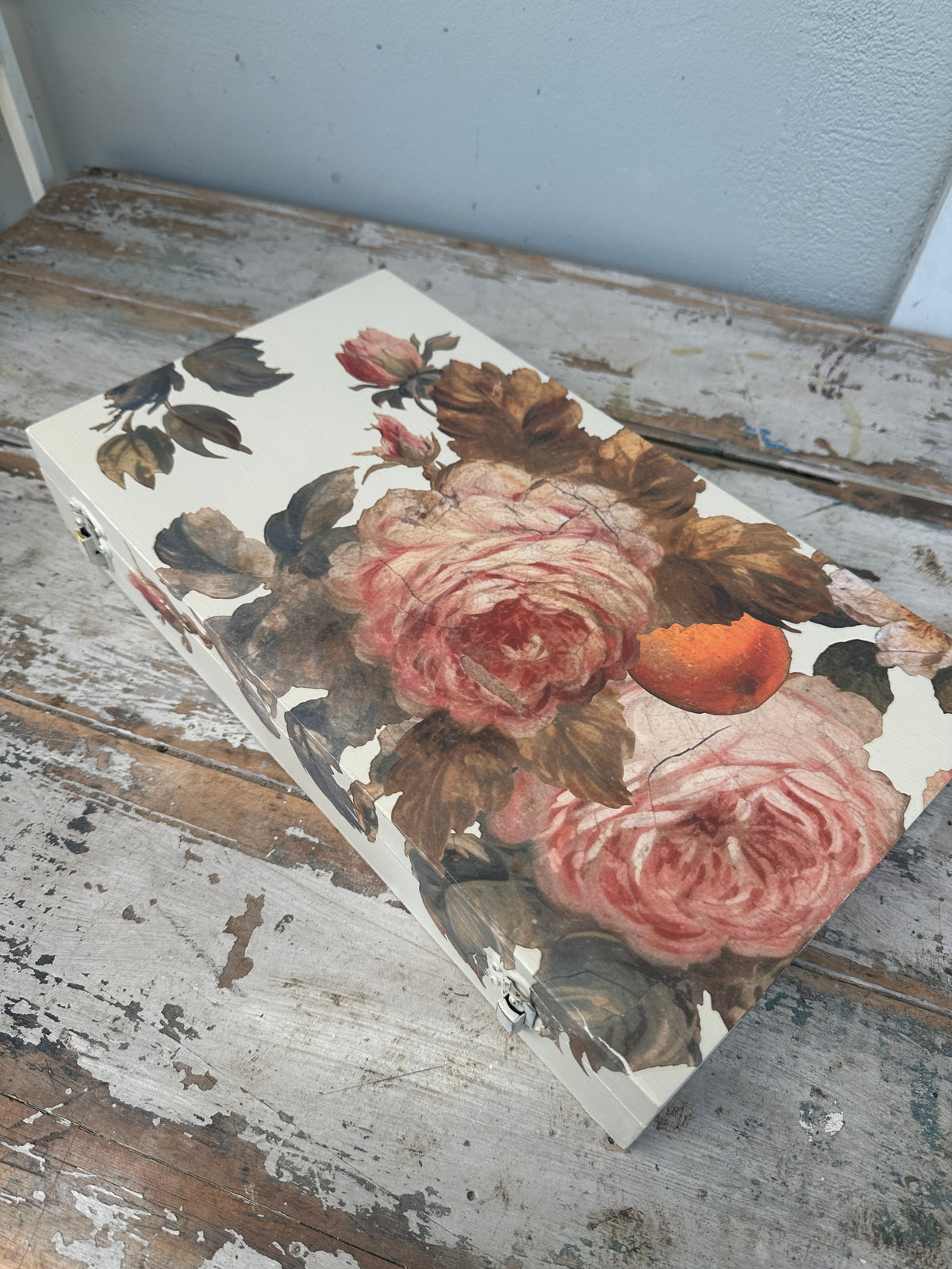 Flat floral box with clasps