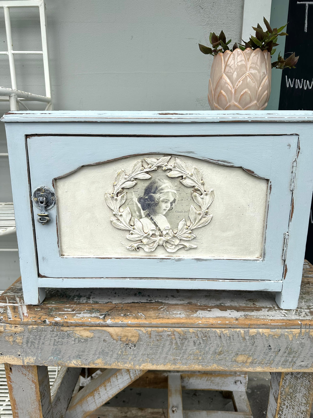 Shabby Chic storage box with door in Rivers Peak